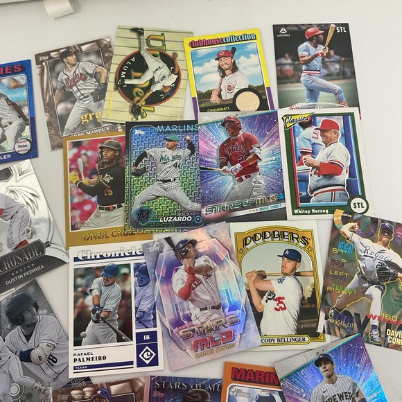 Assorted Baseball Trading Cards Collection - Picture 4 of 14